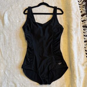 Speedo Women's Classic size M Black One-Piece Swimsuit waists cinched